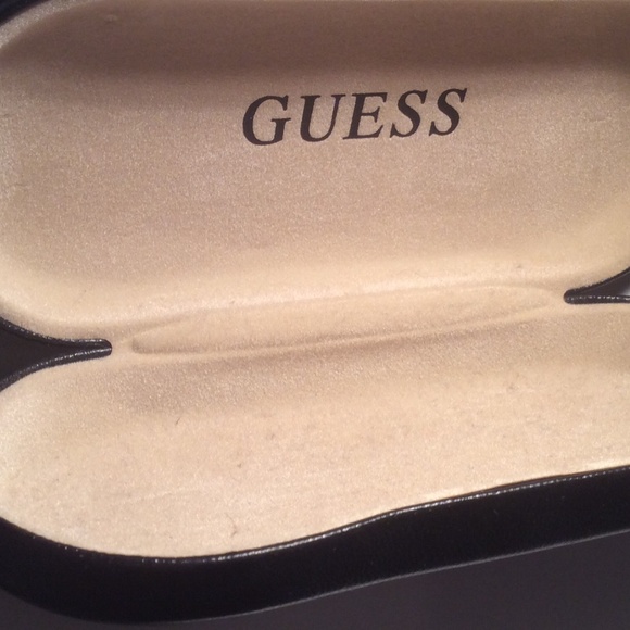 Free in bundles 💕🎶 New Guess glasses case - Picture 2 of 2
